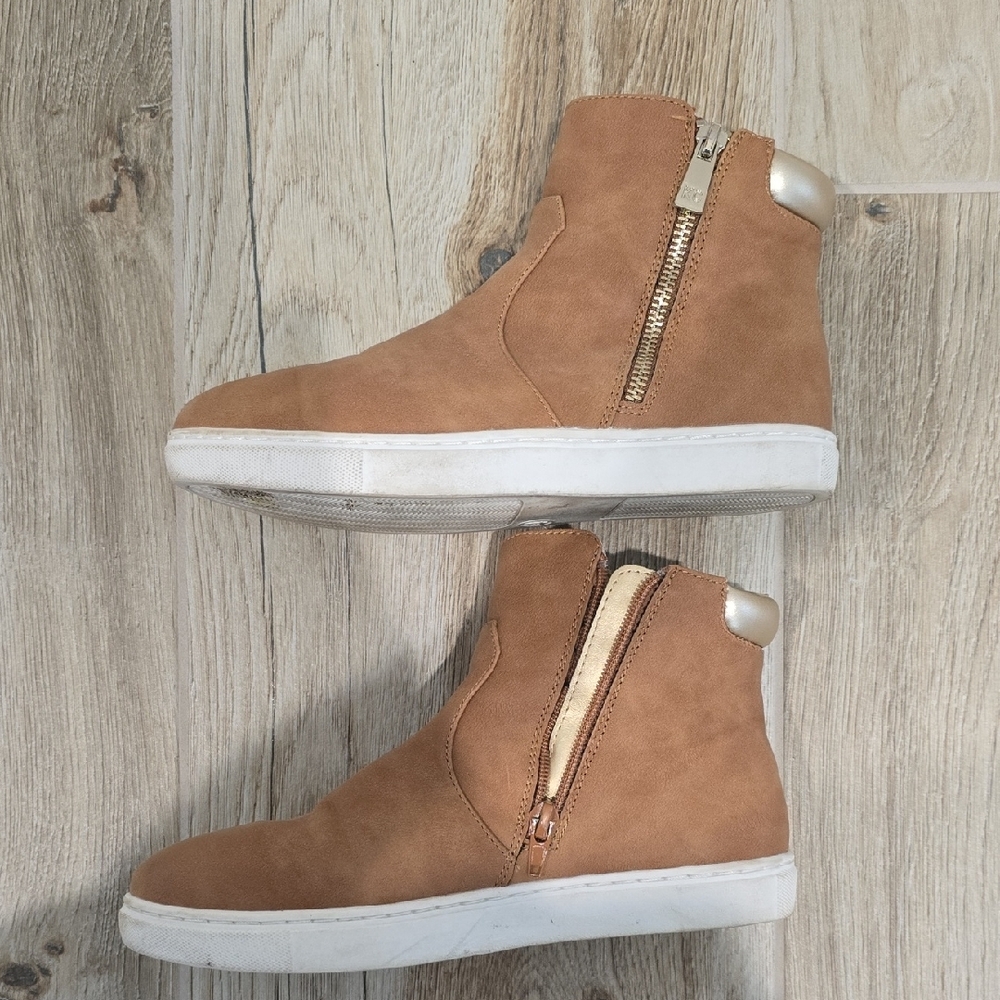 Kenneth Cole Brown Kids Boots with Gold Accents - Picture 3 of 10